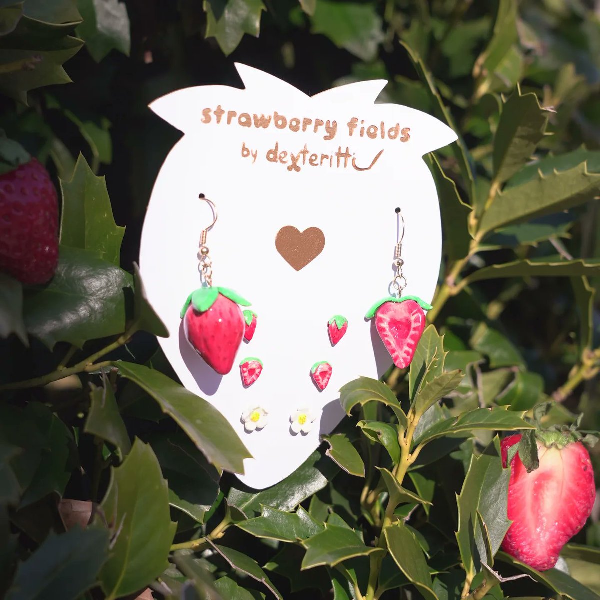 dexteritti's tweet image. here's my first full set of handmade earrings! ( ᴗ͈ˬᴗ͈)
hope you find them cute 🍓💚
✄┈┈┈┈┈┈┈┈┈┈
#handmadejewelry #smallbusiness #art #aesthetic #strawberry #cottagecore