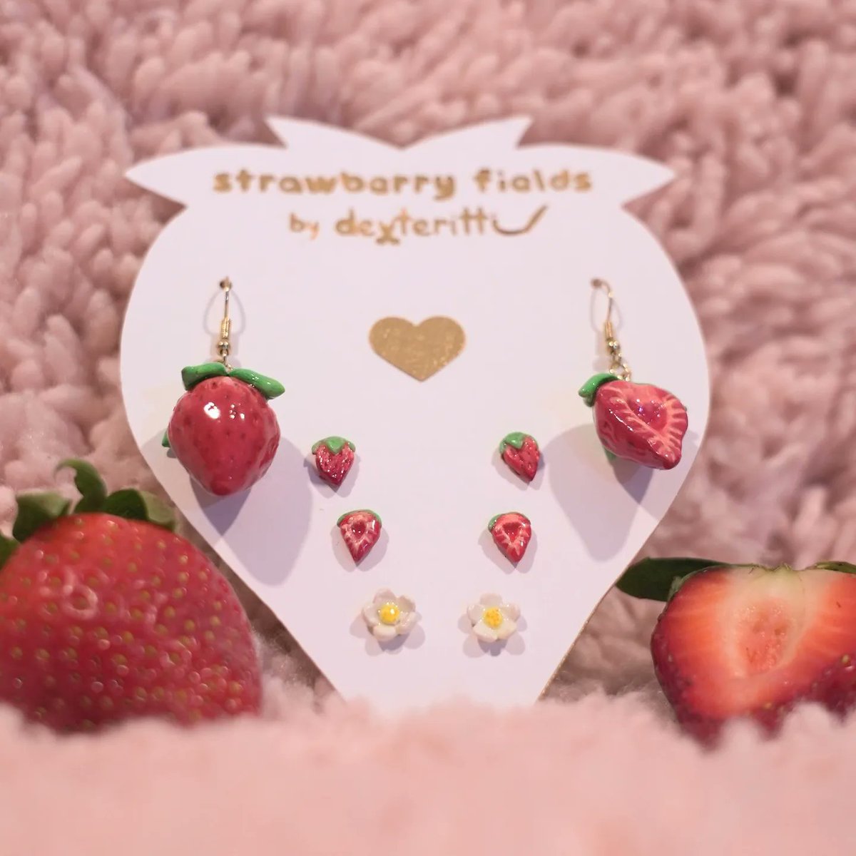 dexteritti's tweet image. here's my first full set of handmade earrings! ( ᴗ͈ˬᴗ͈)
hope you find them cute 🍓💚
✄┈┈┈┈┈┈┈┈┈┈
#handmadejewelry #smallbusiness #art #aesthetic #strawberry #cottagecore