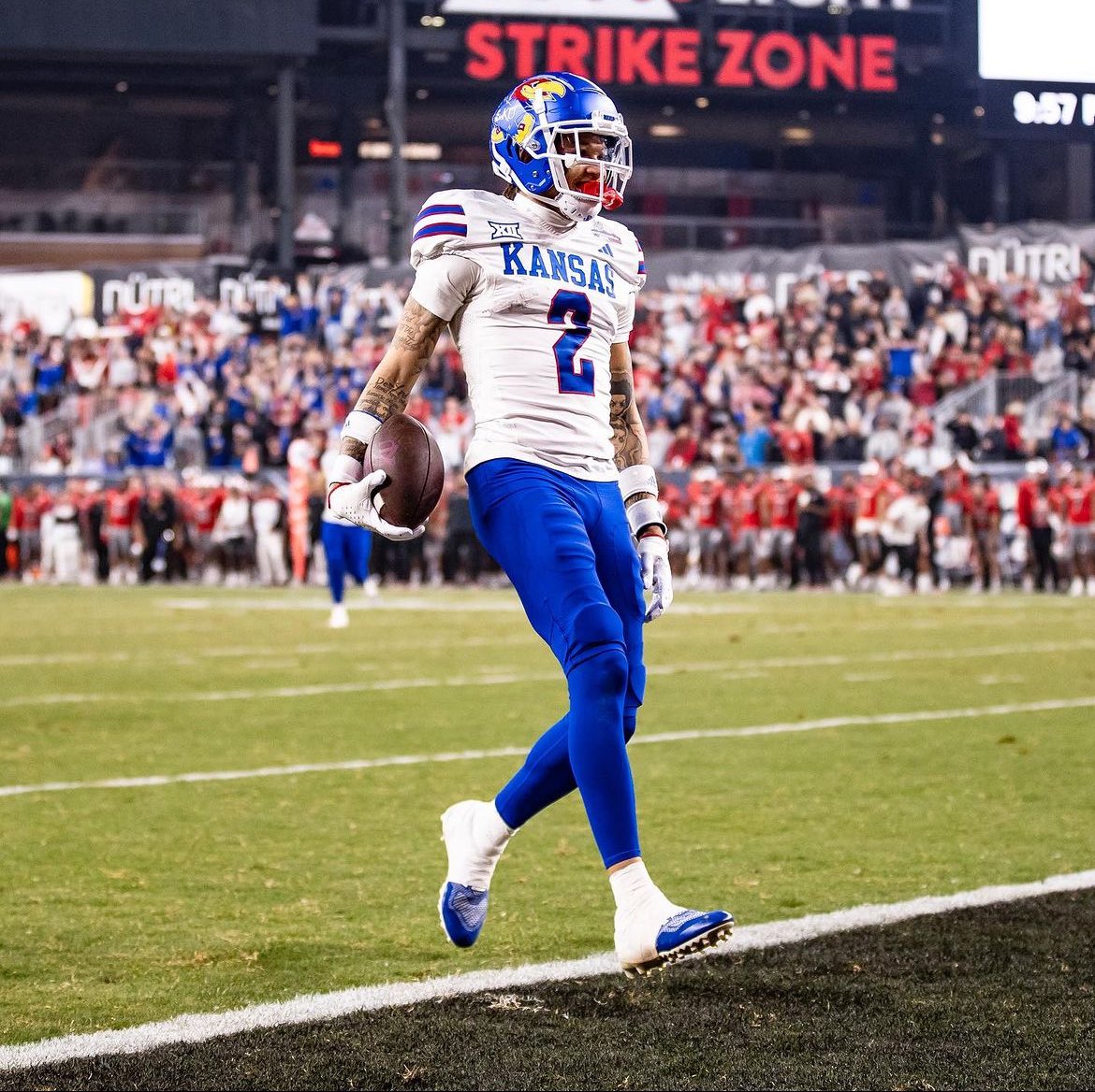 jeromebettisjr's tweet photo. ALL GLORY TO GOD!✝️Blessed To Receive an offer from the University of Kansas!
@KU_Football @CoachTSamuel @CoachOnatolu 
@Davis33Coach @JeremyO_Johnson @RivalsFriedman @RustyMansell_ @MohrRecruiting @willhammock
@247recruiting @On3Recruits https://t.co/WltG6H3uP1