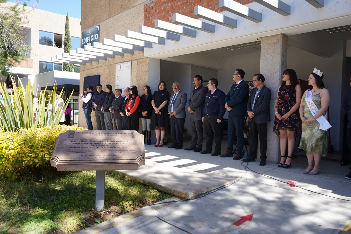 El M.A. Rubén Solís Ríos, rector de la UJED y la Dra. Nadia P. Mejía Rosales, Directora de la Facultad de Lenguas, develaron la placa conmemorativa en honor al ascenso de la Facultad de Lenguas #SomosUJED
