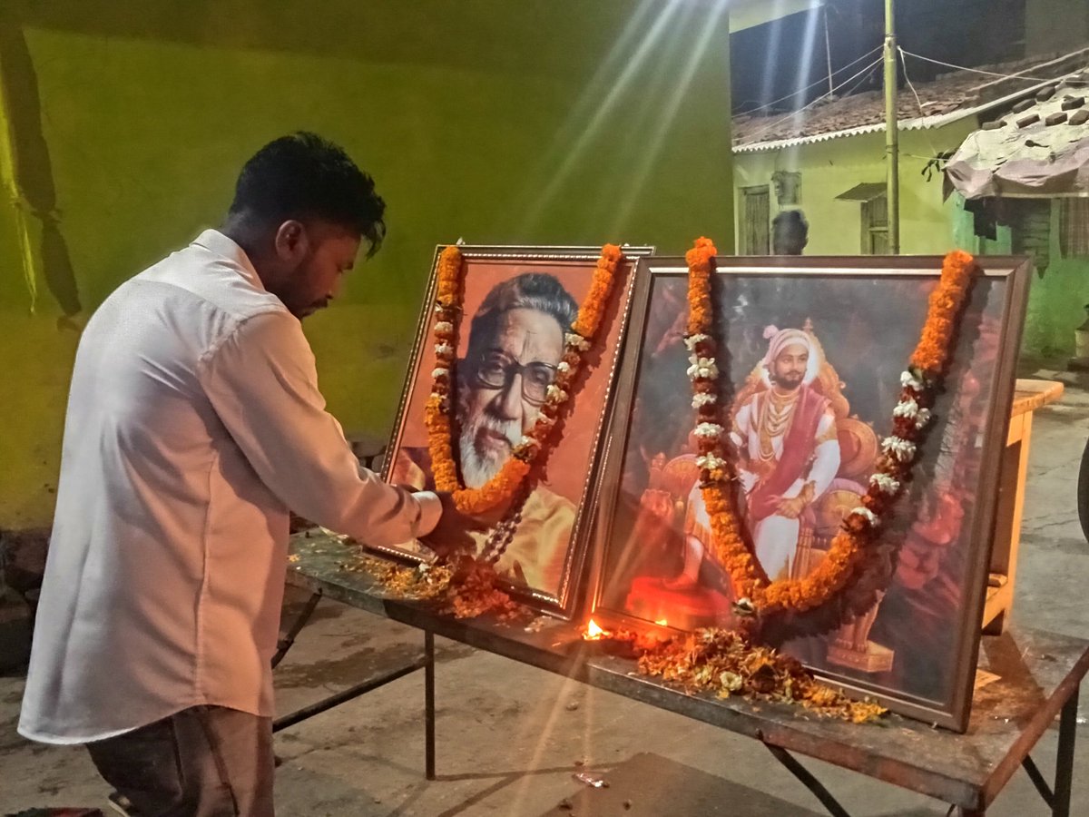 MohAakib2's tweet photo. शिवसेना रायपुर  (शिंदे गुठ) छत्रपति शिवाजी महाराज जी की जयंती के उपलक्ष में छत्रपति शिवाजी महाराज जी ���े छायाचित्र पर माला अर्पण कर एवं हिंदू भगवा ध्वज को सदा लहरा��े वाले स्वर्गीय श्री बालासाहेब ठाकरे जी के छायाचित्र पर माला अर्पण कर श्रद्धांजलि दी गई ।। https://t.co/MYVXTHp6U6