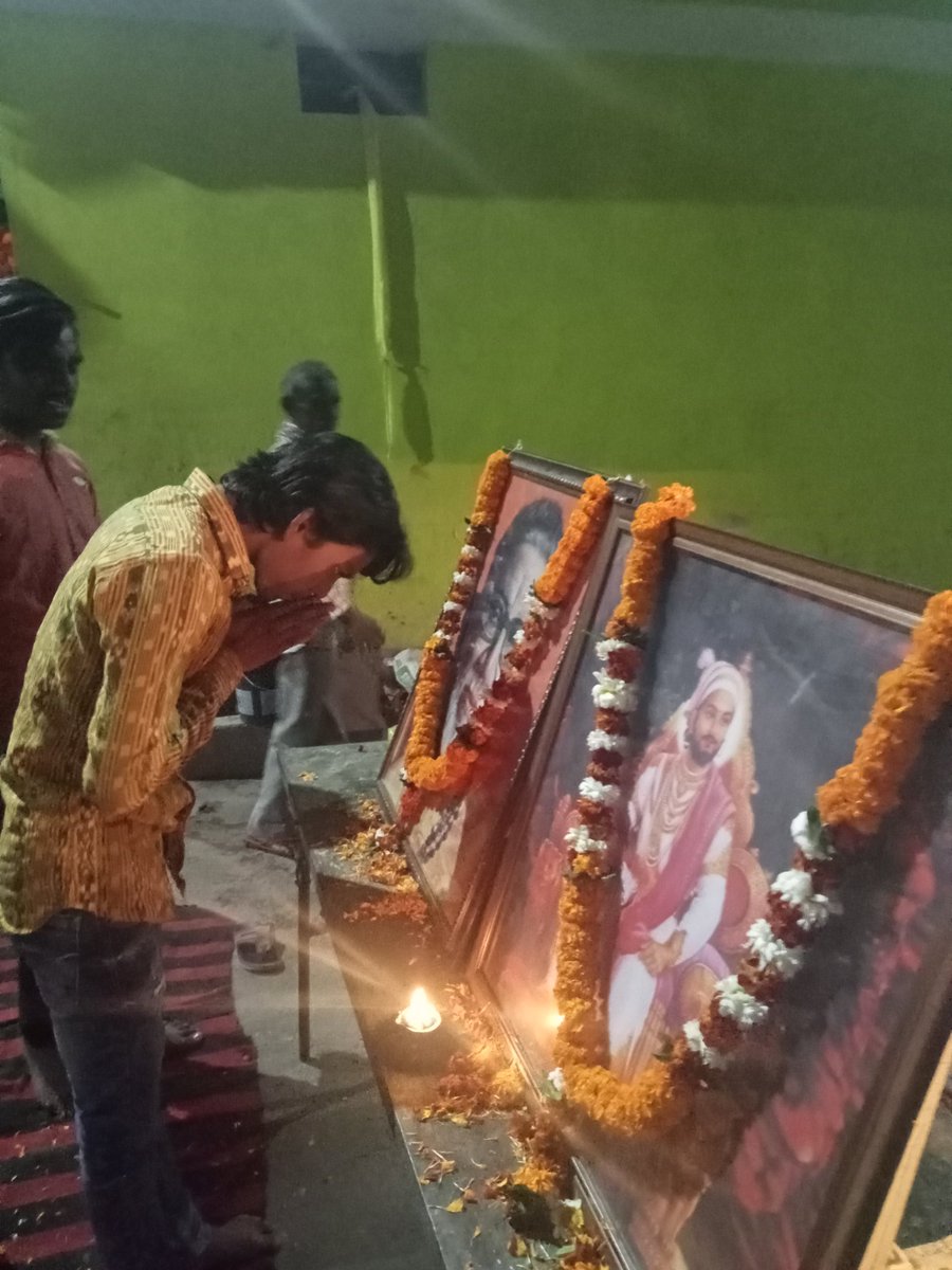 MohAakib2's tweet photo. शिवसेना रायपुर  (शिंदे गुठ) छत्रपति शिवाजी महाराज जी की जयंती के उपलक्ष में छत्रपति शिवाजी महाराज जी ���े छायाचित्र पर माला अर्पण कर एवं हिंदू भगवा ध्वज को सदा लहरा��े वाले स्वर्गीय श्री बालासाहेब ठाकरे जी के छायाचित्र पर माला अर्पण कर श्रद्धांजलि दी गई ।। https://t.co/MYVXTHp6U6