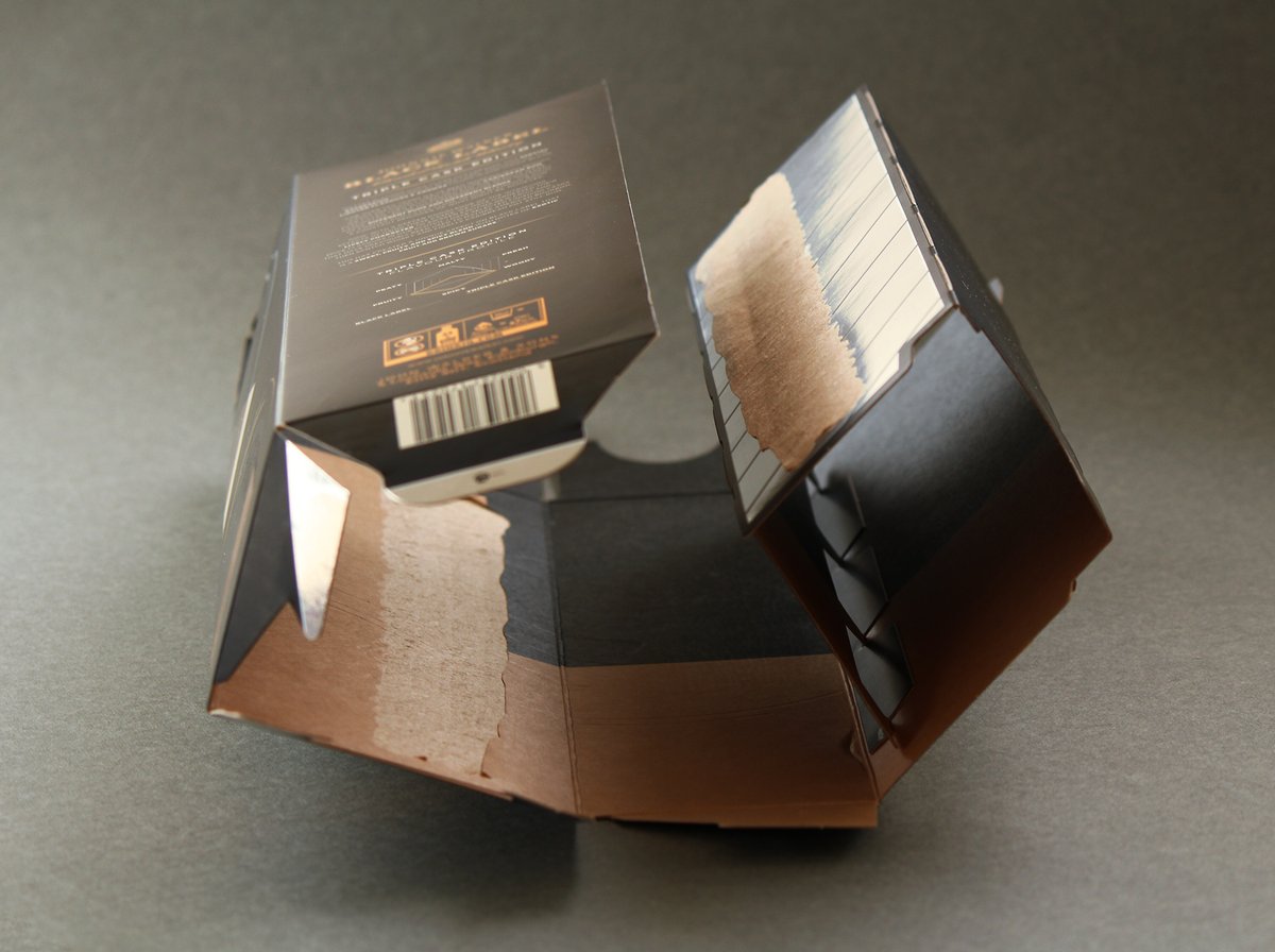 JOHNNIE WALKERさんのスコッチウィスキー箱、見所ありすぎて大興奮。
原紙が銀色キラキラ紙でエンボスとマットニスにより何色も箔押ししているかのように見せてる点も言いたいけど、
内側に固定された緩衝用の中枠、どうなってるの？の興味が強すぎて。解体したらぐるぐると一体式で貼られてた…！
🐰