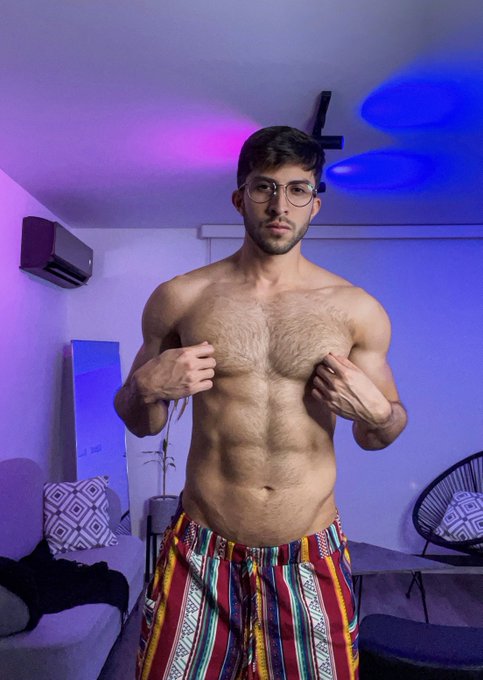 Se me enfriaron las tetillas, &iquest;qui&eacute;n me las chupa? 😈 https://t.co/eK9MpXzPDw