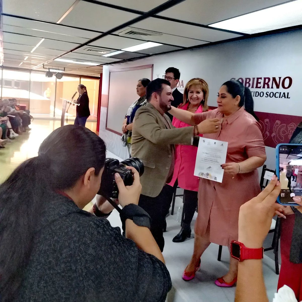 louismickeygar1's tweet photo. Con gran entuciasmo y agradecimiento recibimos constancia del Diplomado Violencia Política en Razón de Género por el Instituto Belisario Domínguez del Senado de la República y el Instituto por los Derechos Humanos y la Igualdad Sustantiva, S.C. 
Gracias @DivaGastelum https://t.co/v2pSyCmB2o