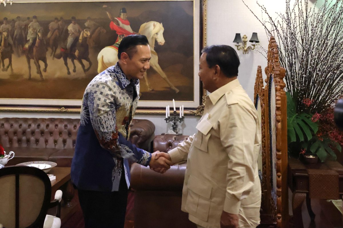 AgusYudhoyono's tweet photo. Kemarin (20/2), saya mendapatkan amanah dari Bapak Presiden @jokowi 

Sebagai yunior, sekaligus anggota Koalisi Bapak @prabowo tentu saya perlu melaporkan amanah tersebut pada beliau. Kesolidan koalisi hanya dimungkinkan oleh komunikasi dan koordinasi yang intens dan sangat erat. 

Alhamdulillah, beliau bukan hanya senang tetapi juga sangat mendukung dengan amanah yang telah saya terima dari Bapak Presiden Joko Widodo. Terima kasih Pak Prabowo, semoga Bapak sehat selalu.