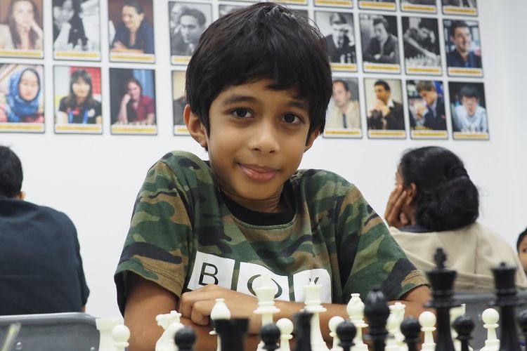 🇸🇬 | ÚLTIMA HORA: Ashwath Kaushik, prodigio del ajedrez de 8 años de Singapur, hace historia al derrotar al gran maestro polaco Jacek Stopa de 37 años, convirtiéndose en el jugador más joven en vencer a un gran maestro en un torneo oficial.