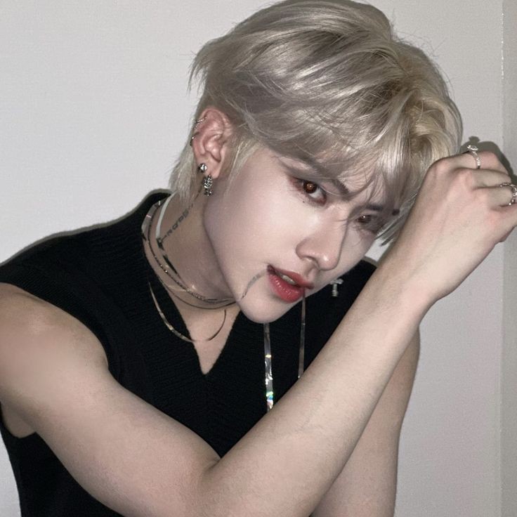 gyuvinalt's tweet photo. acho muito engraçado kpoper reclamar de coisa básica no kpop, quando eles mesmo transformaram eles nisso, não aguentam uma maquiagem douyin e um cabelo espetado, vão aguentar a volta dos conceitos antigos sim confia https://t.co/8zR7pEsQyD