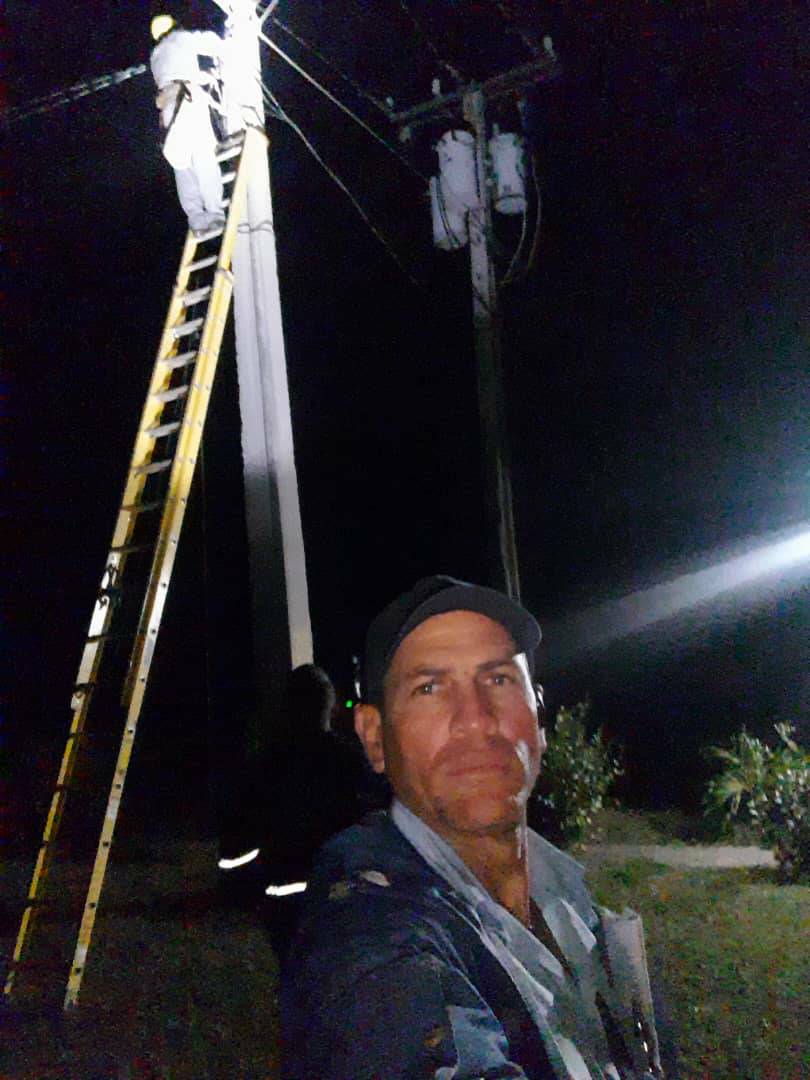 granma_empresa's tweet photo. ¡Los linieros eléctricos de la UEB Bartolomé Masó son #GenteQueSuman!Linieros eléctricos  del municipio Bartolomé Masó solucionaron una avería en Caridad de Mota y sustituyeron un transformador en El Caney de Las Mercedes, beneficiando a 75 clientes.
@EnergiaMinasCub @OSDE_UNE https://t.co/St7jqxmLP0