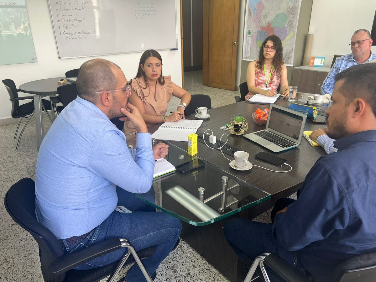 GobiernoAnt's tweet photo. El trabajo articulado Universidad - Empresa - Estado es clave para alcanzar objetivos. Nos reunimos con el Comité CUEE del Bajo Cauca y @ProductividadAn para analizar proyectos regionales y articularnos en pro de los antioqueños. https://t.co/zcGLF67JdX
