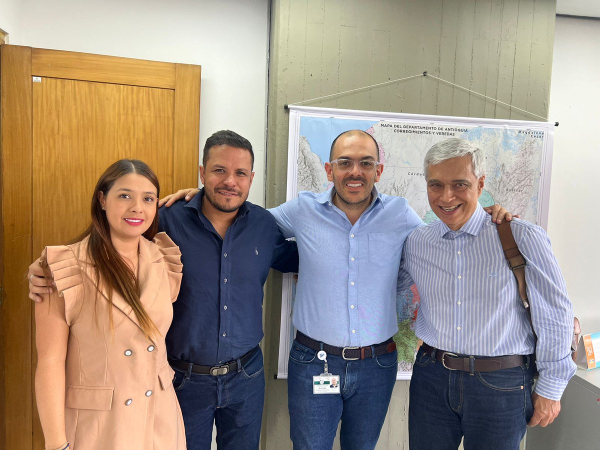 GobiernoAnt's tweet photo. El trabajo articulado Universidad - Empresa - Estado es clave para alcanzar objetivos. Nos reunimos con el Comité CUEE del Bajo Cauca y @ProductividadAn para analizar proyectos regionales y articularnos en pro de los antioqueños. https://t.co/zcGLF67JdX