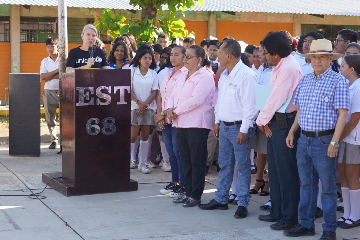UNICEFMexico's tweet photo. A casi 4 meses del huracán Otis, el Secretario de Educación de Guerrero realizó la entrega simbólica de una escuela rehabilitada con apoyo de @UNICEFMexico. 
Seguiremos trabajando en la limpieza y rehabilitación de escuelas para que cada niña, niño y adolescente siga estudiando. https://t.co/ZM3OYQyKGp