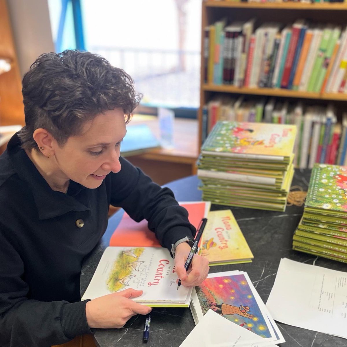 Lauren Castillo 🦔🏳️🌈📚 tweet media