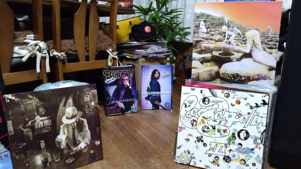 WSa5656's tweet photo. おはようございます🤗myroomから今日も宜しくお願い致します👍🎸🎶

素敵な1日をお過ごし下さい👍☕🍔🥗🍟🍮🌅💕

#NEMOPHILA  #BURRN
#myroom #LedZeppelin
#vinylcollections https://t.co/wBoCJtOTw4