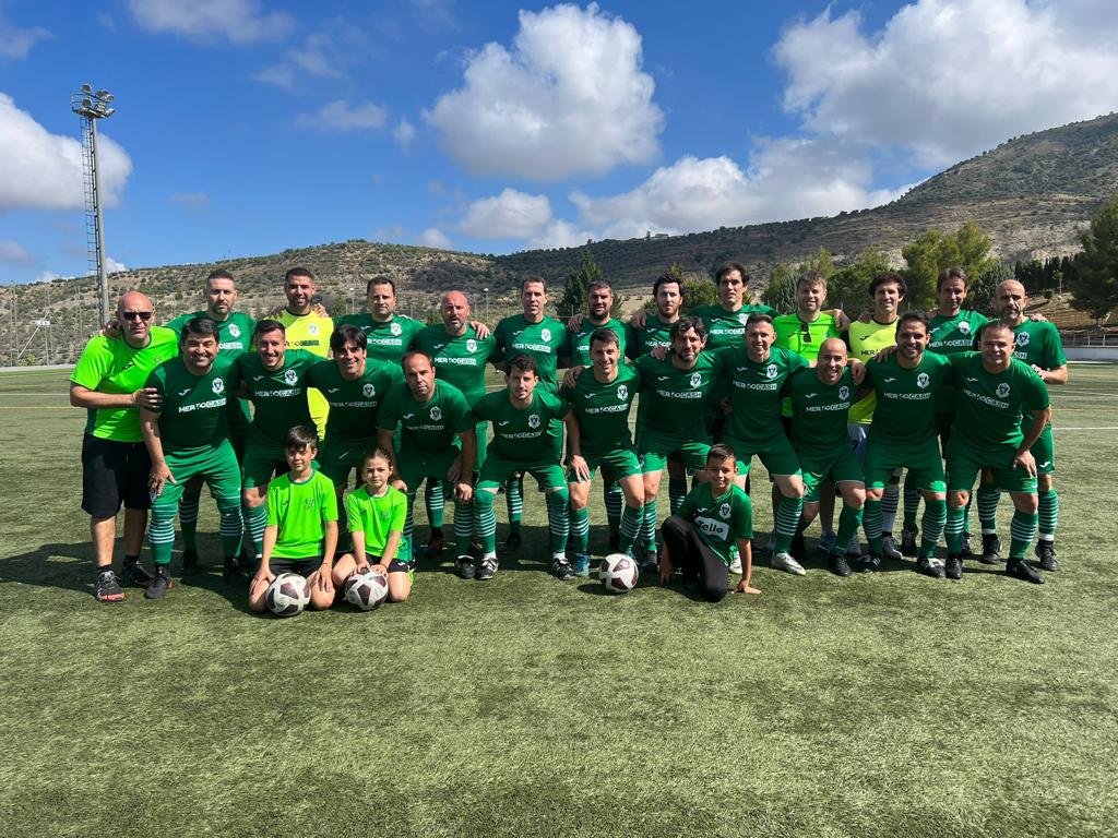 ToledoVeteranos's tweet photo. Torneo en Granada ⚪️🟢⚽️ https://t.co/5fiSxjKnY4