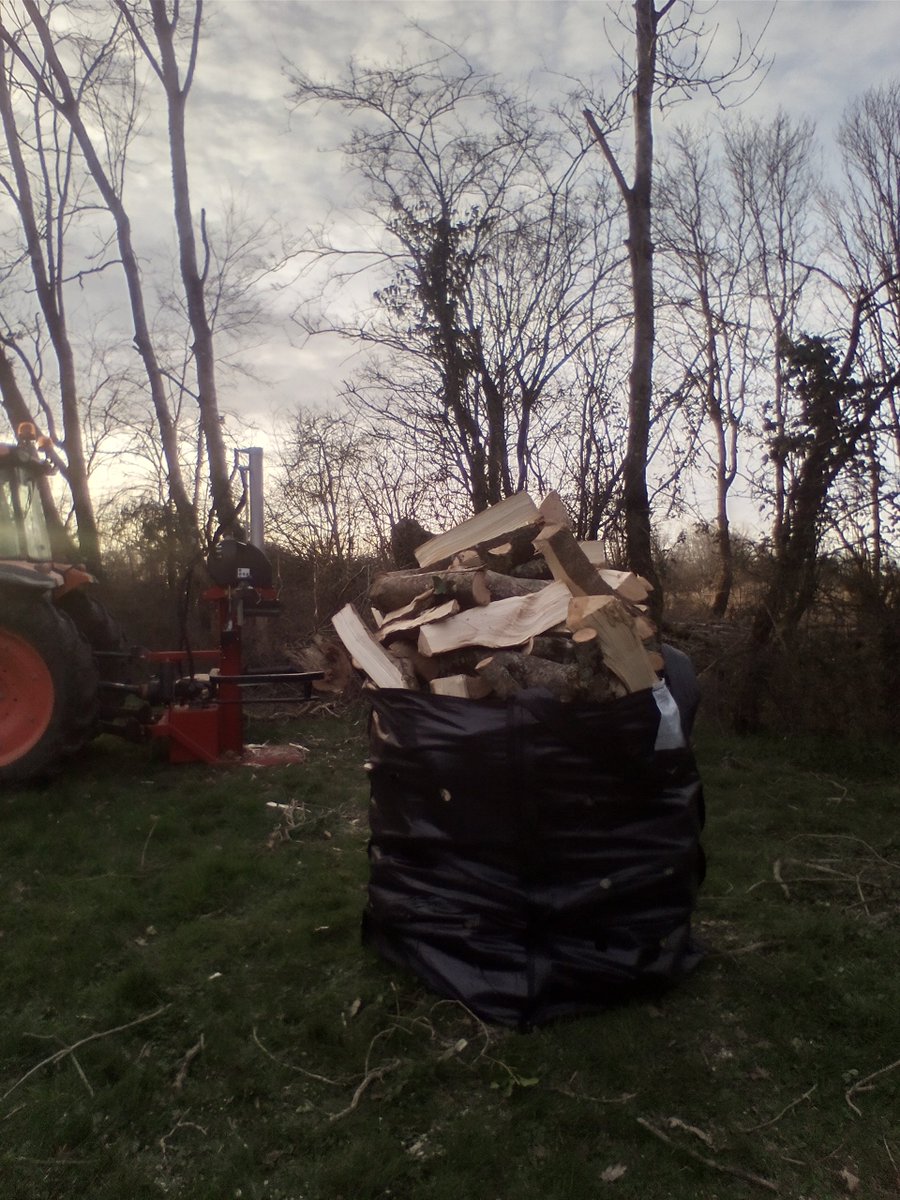 Fin d'aprèm à la fendeuse, un beau sac plein à craquer.

Le pire, c'est que d'ici demain les vaches l'auront fait tomber...