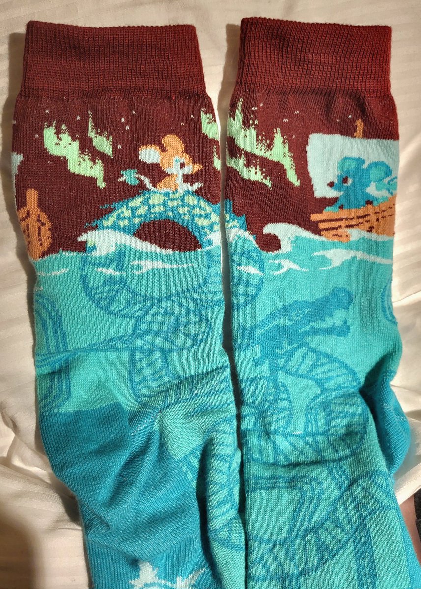 Nice!! Wearing my own pair of the socks that I got to design as a sponsor gift for Nordic Fuzzcon: Mausie and Iris with a Ragnarok theme. I figured it would be an interesting challenge, and I learned a lot about how a pattern like this stretches and scales across sizes. #NFC2024