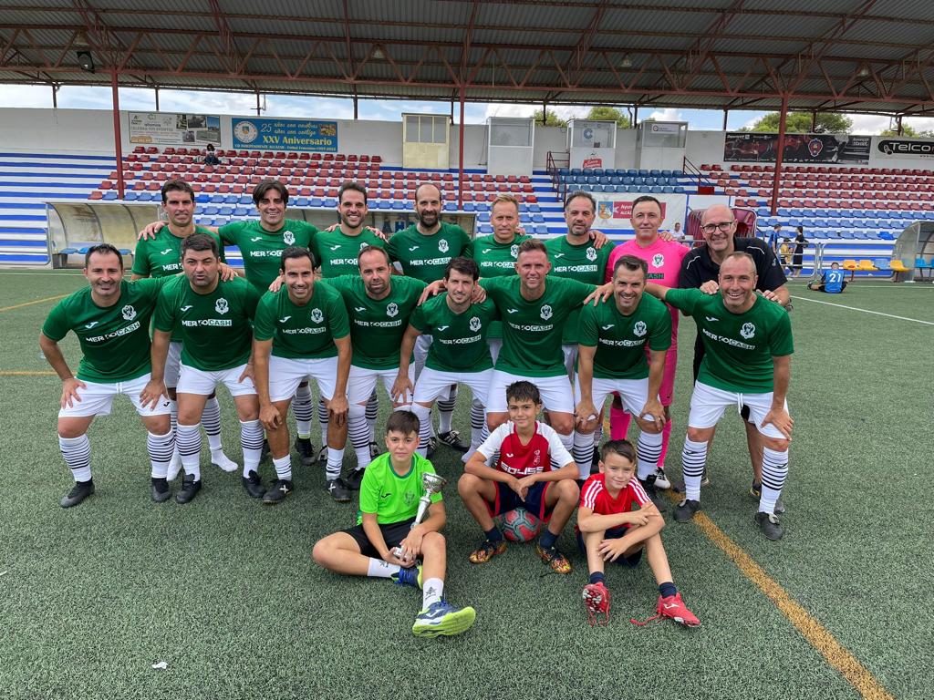 ToledoVeteranos's tweet photo. Bonito torneo y campeones en Alcázar de San Juan ⚽️🏆 https://t.co/QnkJz2N7vY