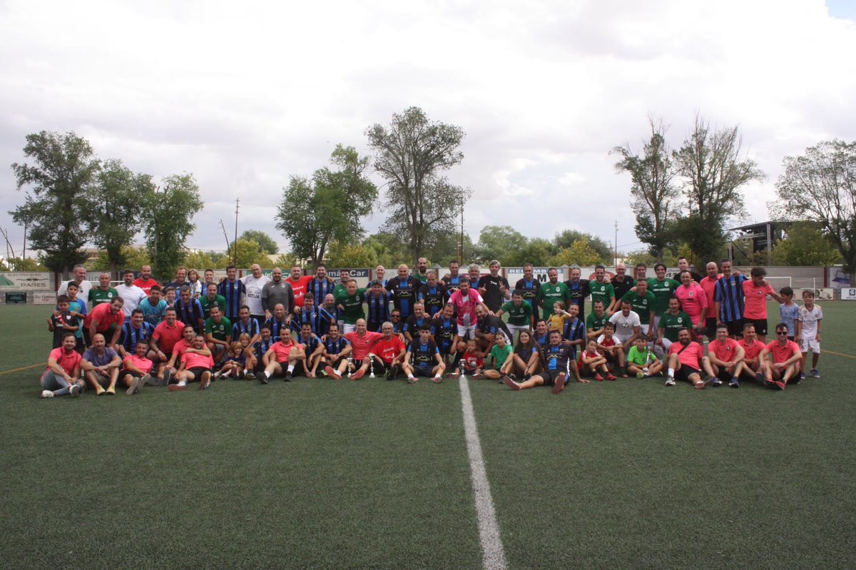 ToledoVeteranos's tweet photo. Bonito torneo y campeones en Alcázar de San Juan ⚽️🏆 https://t.co/QnkJz2N7vY