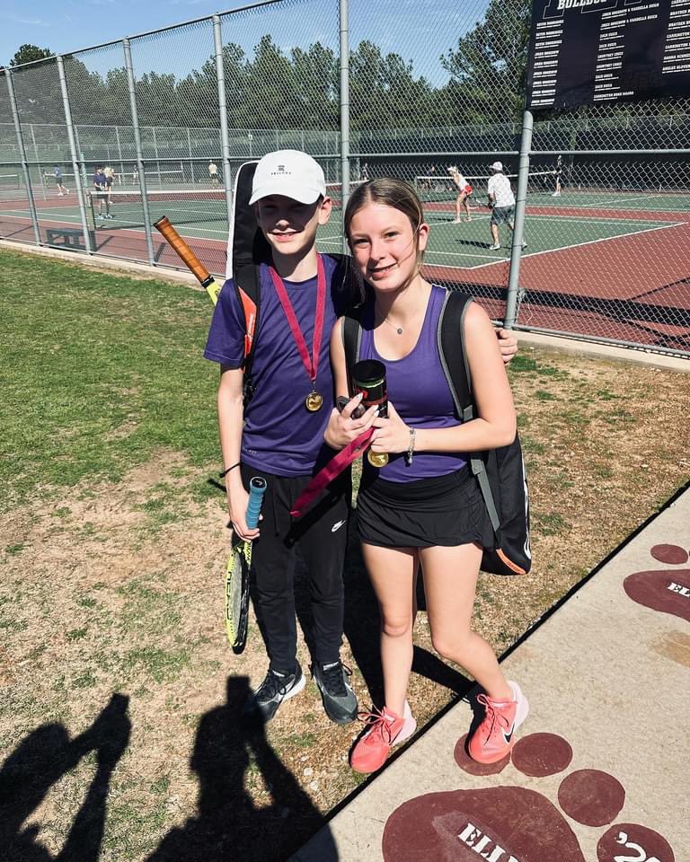 Nothing but Gold for these 3 at the Magnolia JV tournament! 
Moat/Smith - Girls A Doubles 🥇
Hyde/Thompson - Girls B Doubles 🥇
Bull/Lilly - Mixed B Doubles 🥇
Way to go Bears!