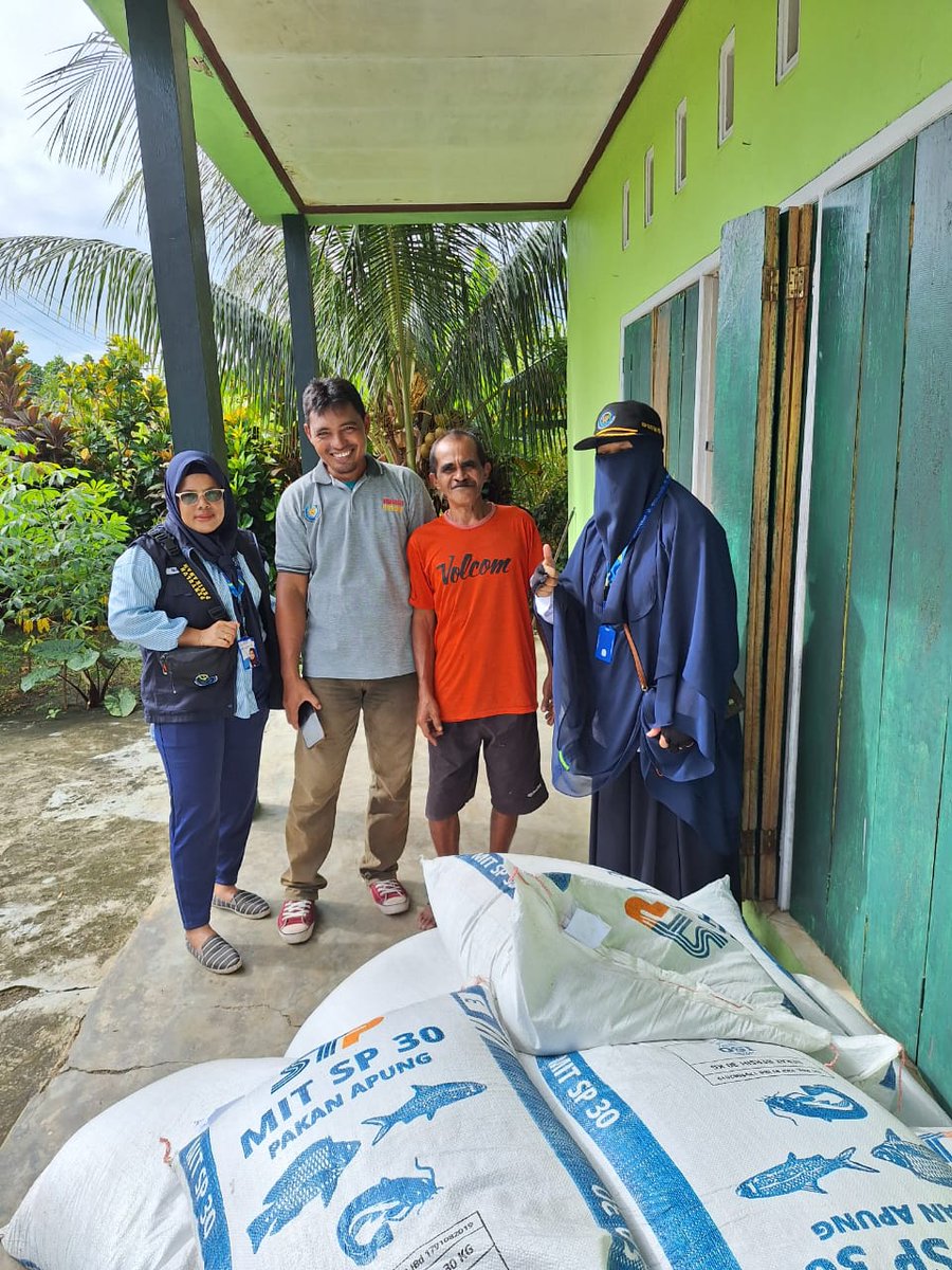 mila_khayati's tweet photo. Selasa(20/02/2024),Mila Khayati, Luhkan Kota Tidore, Melakukan PendampinganPokdakan Doyado Setia penyerahan bantuan pakan dan benih ikan Nila serta tebar benih ikan Nila 5000 ekor size 3-4.
#GiatLuhkanSatminkalAmbon #Tidore
#Tebar
@BP3_Ambon
#Luhlapor https://t.co/ag6eAm2XKE