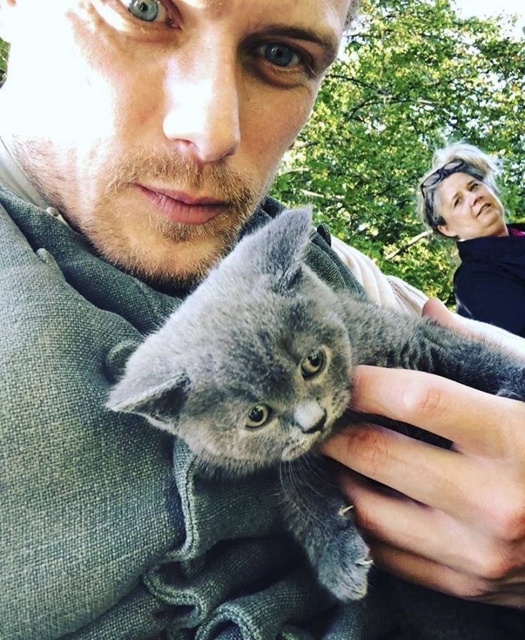 Happy #InternationalCatDay 😻😻😻😻 I love seeing #SamHeughan loving cats 😻 #Adso