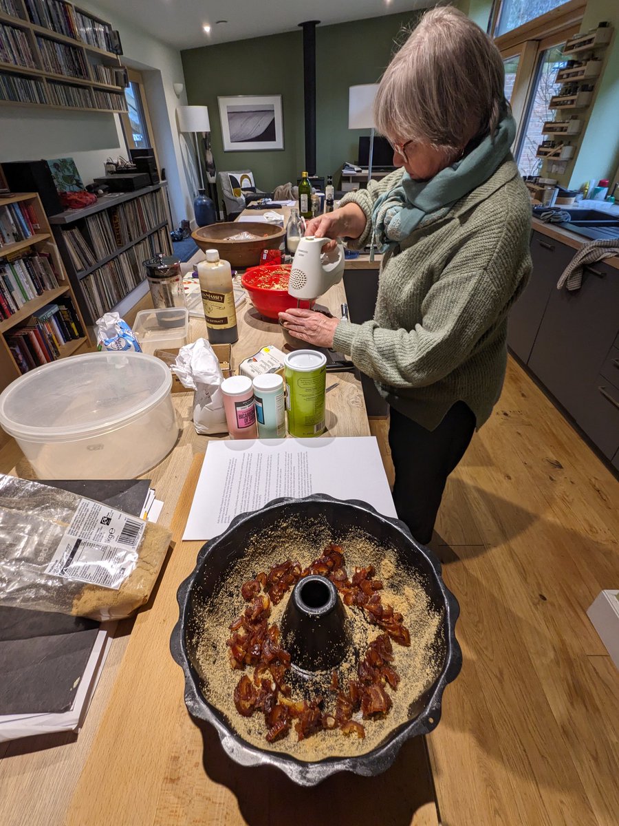 Resident chef @singingfoodie wishes it to be known that the cake for Saturday's event is orange and almond cake, made with crowdfarmed Spanish oranges. Music may be the food of lurve, but cake is the food of community-led development