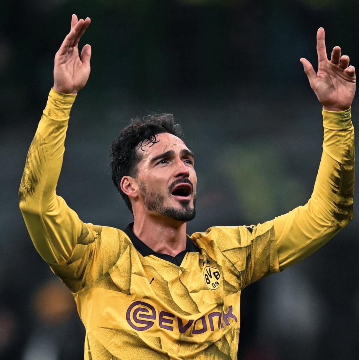 🟡⚫️ Mats Hummels: “What a joke of a penalty against us. Again!”.

“I cannot believe there can be decisions like today or against Chelsea or PSG with the VAR”.