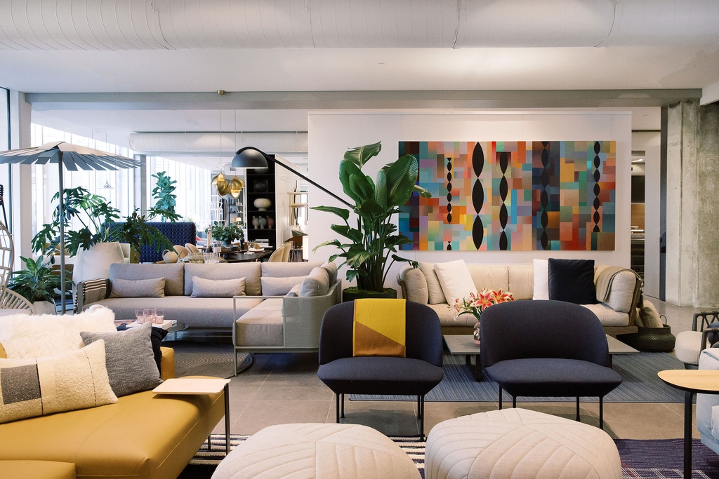 Item_5_LLC's tweet photo. Now that's a comfortable showroom. Step into our world of luxury and experience the ultimate in comfort and style. From plush sofas to exquisite lighting, every detail has been carefully curated to enhance your home's aesthetics and provide a truly cozy environment. https://t.co/Z4Jpt8Qnqr