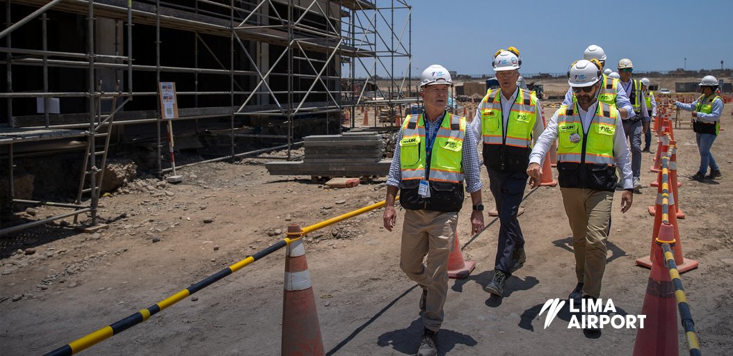 AeroJorgeChavez's tweet photo. Recibimos la visita del CEO de @Airport_FRA, Stefan Schulte, quien recorrió las obras del nuevo terminal de pasajeros y pasajeras, cuyo avance supera el 77 % y que iniciará operaciones en diciembre del 2024.

#LoHacemosPosible✈️🇵🇪

1/3 https://t.co/kE66O3yuwW