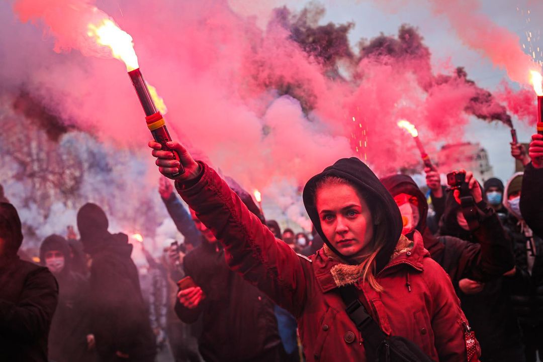 mossrobeson__'s tweet image. Their common cause was to &quot;free Sternenko,&quot; a violent far-right activist &amp;amp; former leader in Odessa of Right Sector, which took credit for 2014 massacre of anti-Maidan activists that helped to start the 🇺🇦 civil war. Podolyak and Sternenko close since ~2019