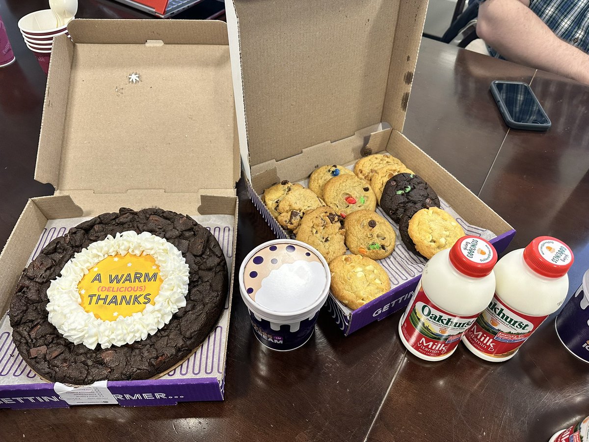 Shoutout to our program @YaleNephrology, and specially to our very own @renalgal for these thoughtful treats in the midst of a cold winter. Stop by for all year long pop corn🍿and cotton candy 🍭at our fellows’ convoluted tubule (aka workroom) 💙