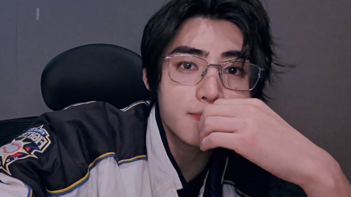 sunghoon de oculos sendo uma das coisas mais lindas que ja vi!