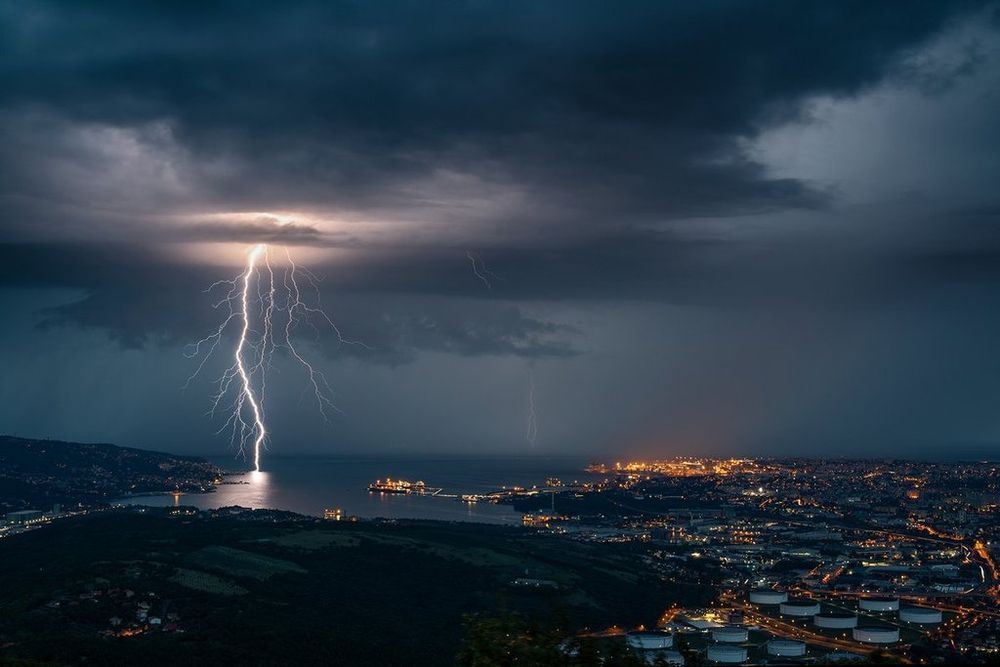 Cumulonimbus approaching Trieste by Christophe Suarez @suarezphoto Weather Photography August 2018 Favourites ✨ bit.ly/3KfJrMI #ThePhotoHour #StormHour