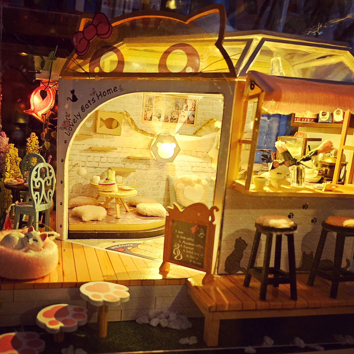 _BobaGum's tweet photo. Another finished project! I bought this kit 2 years ago and have been working on it on and off since but yesterday and today I finally sat down, binge watched D.N. Angel and finished this thing.
#Miniature #Cute #CatCafe #DIY #MiniatureKit #Cozy #Cute https://t.co/NMXuTXf3gU