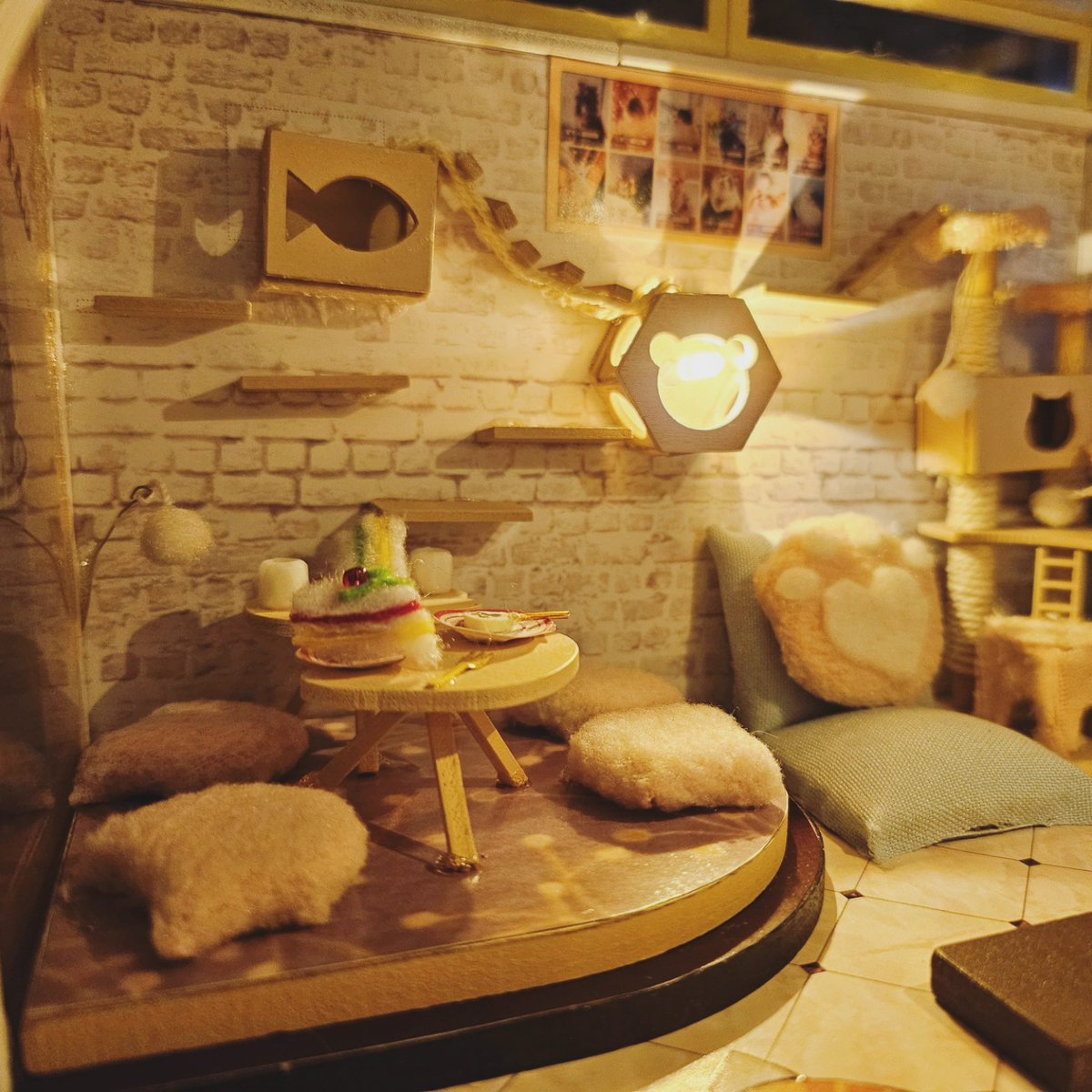 _BobaGum's tweet photo. Another finished project! I bought this kit 2 years ago and have been working on it on and off since but yesterday and today I finally sat down, binge watched D.N. Angel and finished this thing.
#Miniature #Cute #CatCafe #DIY #MiniatureKit #Cozy #Cute https://t.co/NMXuTXf3gU
