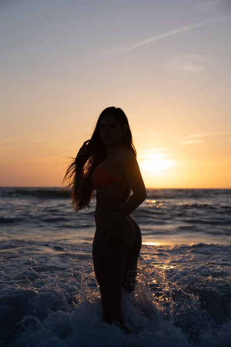el sol, el mar, la Luna y yo. https://t.co/HW7PCBQi6c