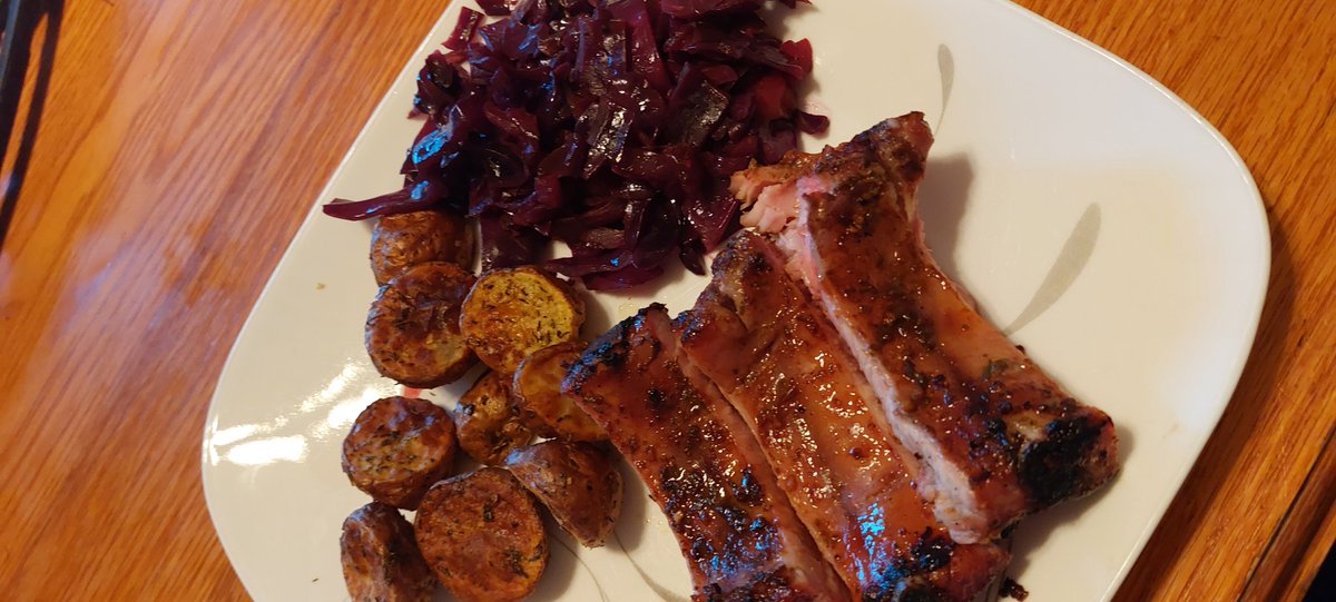 BirnamPork's tweet photo. @ChristiFriesen what are you cooking up tonight?
Ribs, red cabbage and roasted potatoes at our house.
#eatpork #ontpork https://t.co/jLKRlelEqo