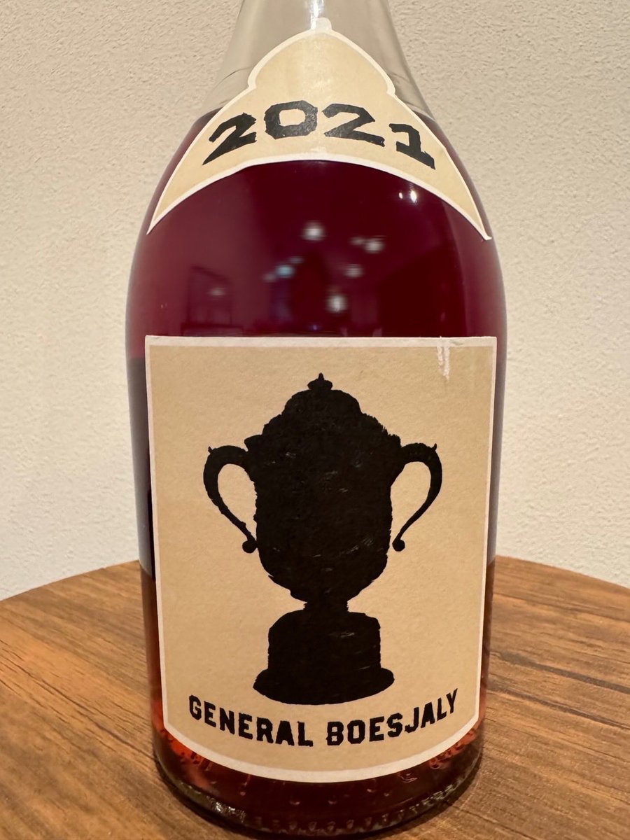 南アフリカからはまたまたブランクボトルのジェネラルブージャレー‼️ロゼっぽい色ですが赤ワインです。ガメイ使ってるかの様な香りですが、ピノタージュやシュナンブランなどのブレンド❗️味は香り同様チャーミングです。滋味もあったりしていつもありがとうウマし‼️
#南アフリカワイン　#アフリカー