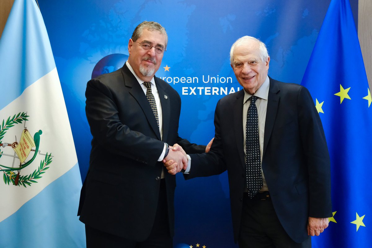 JosepBorrellF's tweet photo. Un gran placer recibir al Presidente @BArevalodeleon y al Canciller @CRMartinezGT para reforzar nuestro diálogo con la la firma del Memorando de Entendimiento entre la #UE y #Guatemala.

La UE sigue comprometida en apoyar la democracia, igualdad y cohesión social en el país. https://t.co/YcB5jCjFYZ