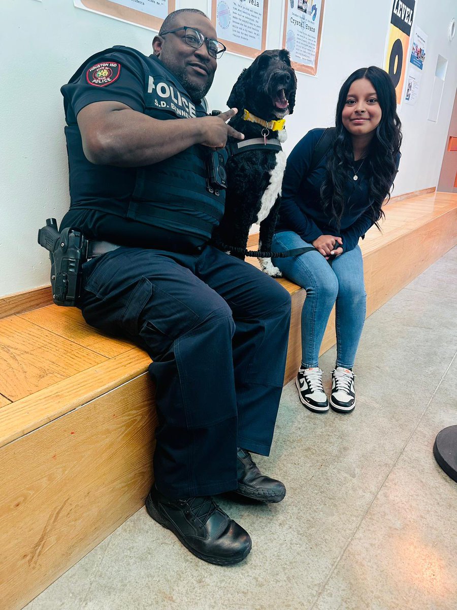 AnzuresZulma's tweet photo. Guess who came to visit us? Justice!๐ถ Such a wonderful time spending the afternoon with him. #SupportAnimal @HISDPAWS #FurryFriends @chelsealvenegas https://t.co/R978phJrJx
