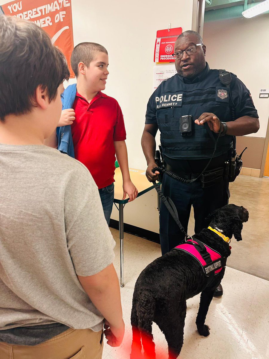 AnzuresZulma's tweet photo. Guess who came to visit us? Justice!๐ถ Such a wonderful time spending the afternoon with him. #SupportAnimal @HISDPAWS #FurryFriends @chelsealvenegas https://t.co/R978phJrJx