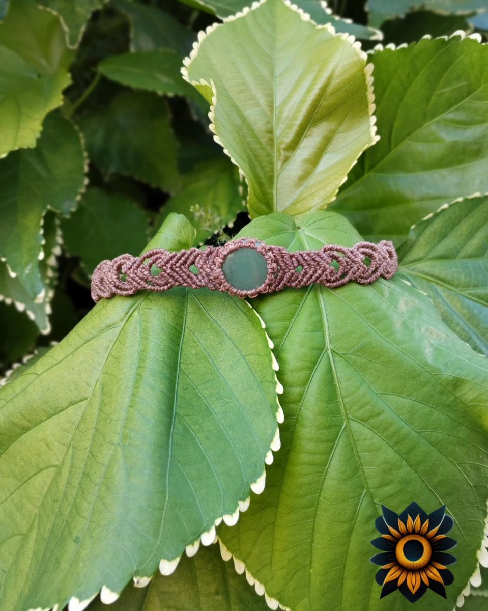 O basiquinho também é lindoo 💚

✨Head Band
✨Gargantilha 
✨Pedra Quartzo verde

Aceito encomendas 📦
Instagram @artdassol 
.
#quartzoverde #pedradacura #pedraverde #pedrasecristais #macrame #macramearte #linhaencerada #linha #natural #natureza #nature #amoartesanato #arteeamor