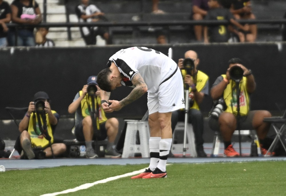 NewsAlmirantee's tweet image. Vegetti reverenciando a torcida do Vasco! 

📸: André Durão