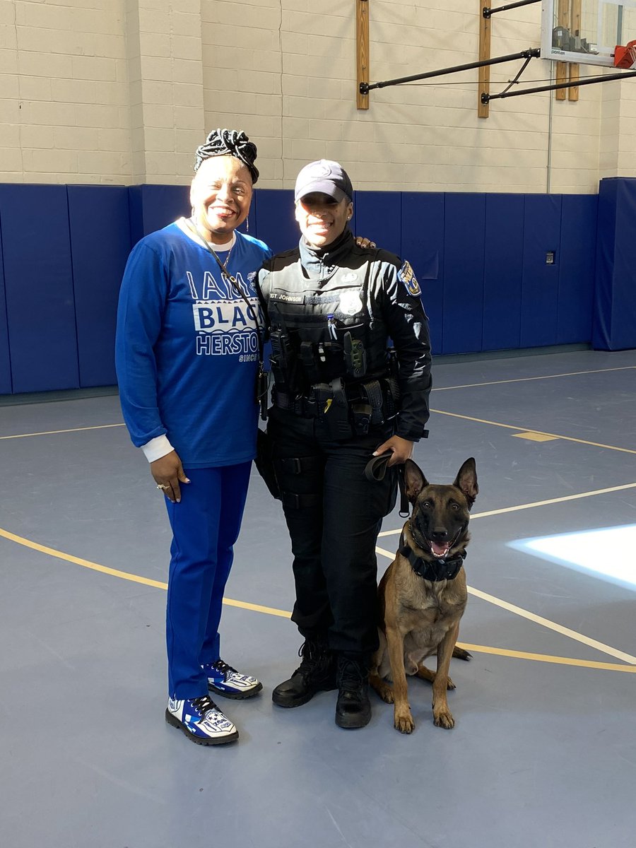 Today @PhillyPolice Sergeant Johnson & #K9 Red had the opportunity to talk and present to the young scholars from the West Oak Lane charter school. Kids were very excited to meet this fantastic duo