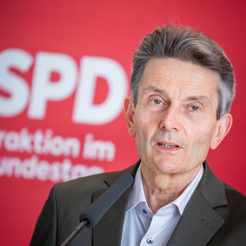 ulky's tweet image. Wir können froh sein, dass jemand wie Rolf #Mützenich zur Zeit von Willy Brandt noch nicht auf dem politischen Parkett war. Damals gab Deutschland doppelt so viel für die Verteidigungsfähigkeit aus (relativ). Mit solchen Mützenichs hätten wir längst die Russen im Land.