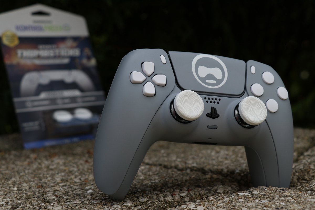 KontrolFreek's tweet photo. When the game is on the line..."clutch" it! ⚽️
#UpGradeYourPlay now!
👉 https://t.co/lWN0nt2bPl https://t.co/uO0J4pJtsU
