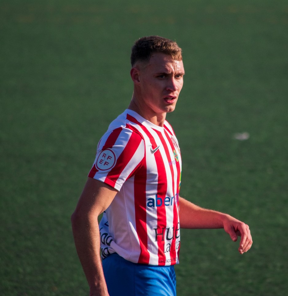 lagradafm's tweet photo. #2RFEF Protagonista

@Frankiiii_4  "Siempre me adapto a las necesidades del equipo y @danimrtnz8 me pida"      

El ahora lateral de la @UD_Barbastro, vuelve a #LaGrada, analizando la victoria por la mínima ante el @AUPAEGUES y en Ibaia espera el @Alaves 

https://t.co/xYZj5EpQEP https://t.co/qah7WnGz9O