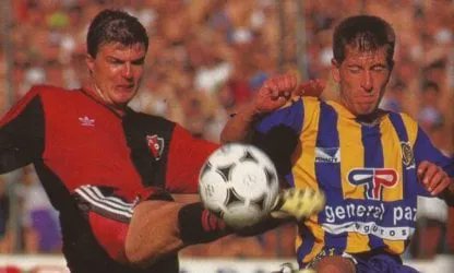 BaraldiSantiago's tweet photo. Gustavo Raggio parte de la gloria rojinegra. Jugador hincha de #Newells que entendía cómo jugar un clásico. Cómo olvidar cuando iba a patear el penal en el arco de Regata y lo suspendieron tirando bombas. Soldado de Bielsa, educado, digno de la escuela Griffa. QEPD https://t.co/GzBu9Hgwgs