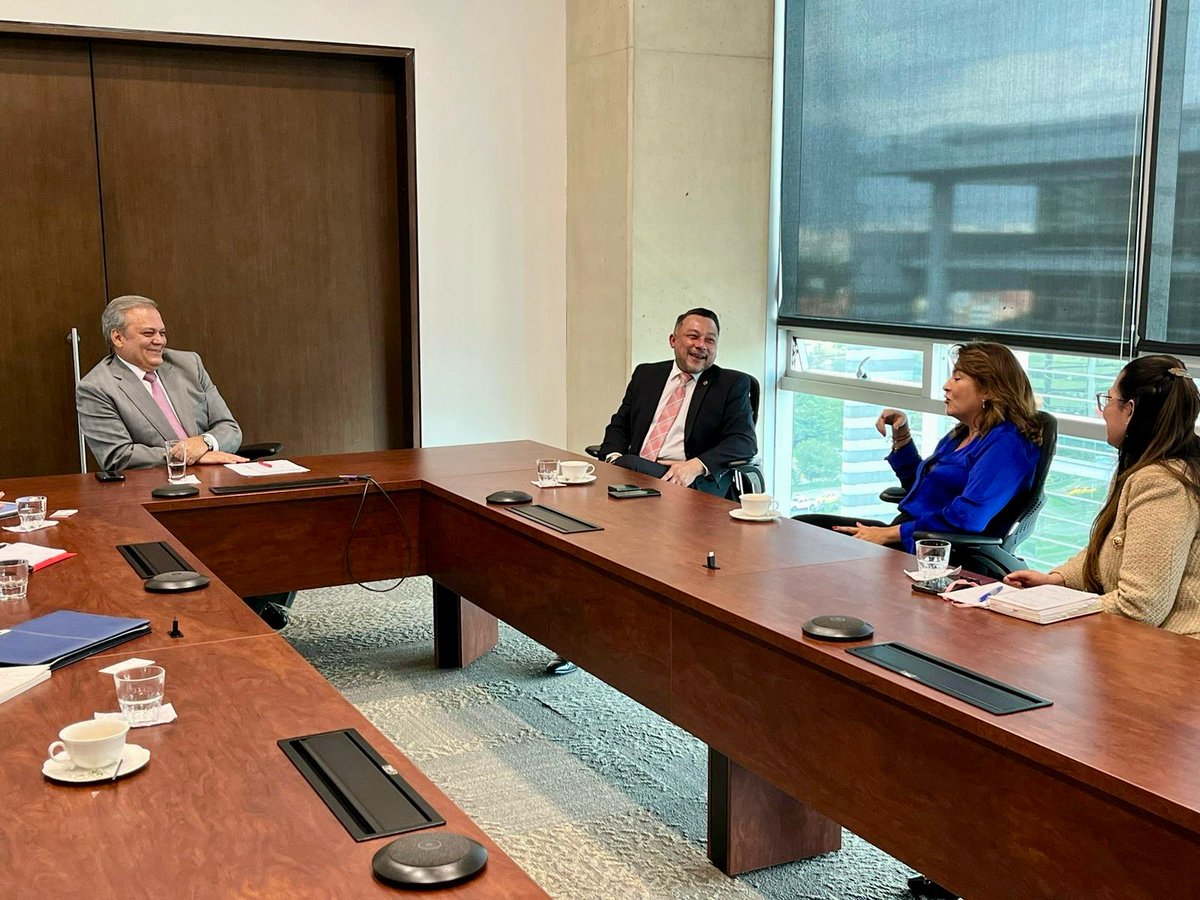 Ovidio_Claros_'s tweet photo. Hoy tuvimos un importante encuentro con  los cuerpos diplomáticos de Colombia y El Salvador. 🇨🇴🤝🇸🇻

Acordamos trabajar en varios frentes para mejorar las relaciones de nuestros países: 

1.Realizaremos misiones comerciales en doble vía, lo cual abrirá nuevas puertas para nuestras empresas y emprendedores, promoviendo así el crecimiento económico y la generación de empleo en ambos países.
2.Estableceremos una alianza estratégica en temas de arbitraje, lo que contribuirá a fortalecer la seguridad jurídica y la confianza de los inversionistas en ambas jurisdicciones. 
3.Promoveremos la creación de mesas de evaluación para crear acciones de intercambio en pro de la @uempresarial

Este hito consolida un trabajo trascendental hacia el fortalecimiento de los lazos comerciales y diplomáticos entre ambas naciones. ¡Seguimos adelante!